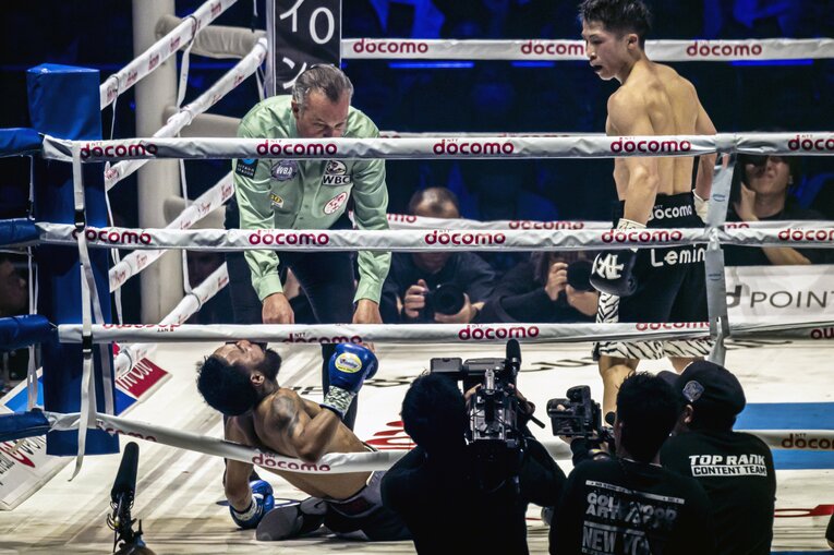 井上尚弥vs.ルイス・ネリ。KOシーンの連続写真（5枚目／全8枚）　©Takuya Sugiyama