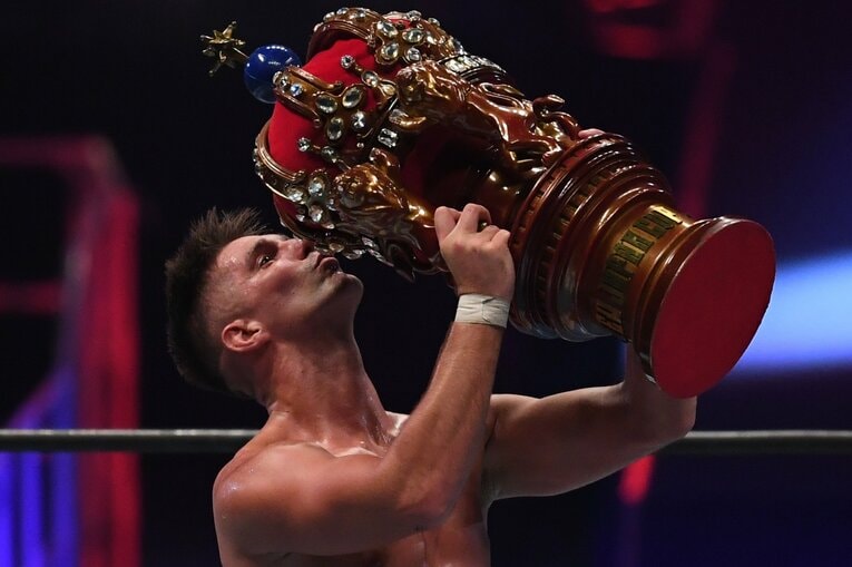 嬉しそうに『NEW JAPAN CUP』のトロフィーにキスをする