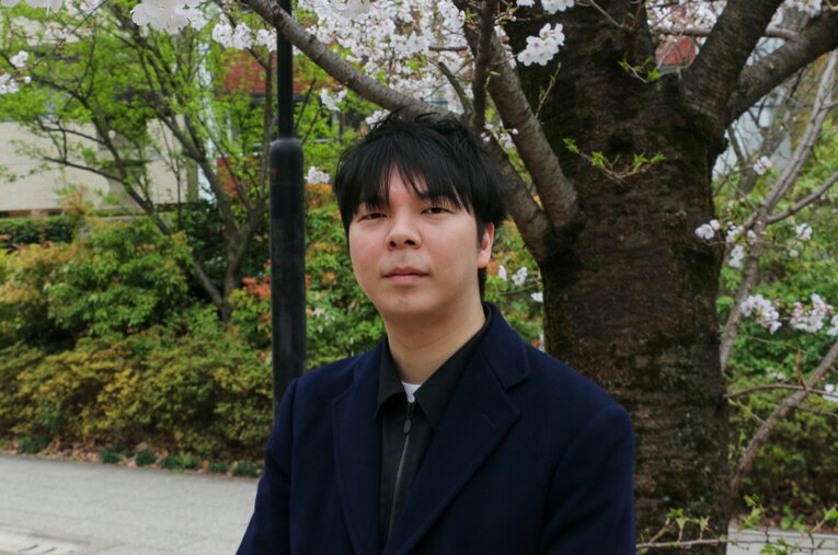 満開の桜となった中でインタビューに応じてくれた高見泰地七段。新たな年度も、順位戦で渾身の棋譜を残すはず ／ photograph by Shintaro Okawa