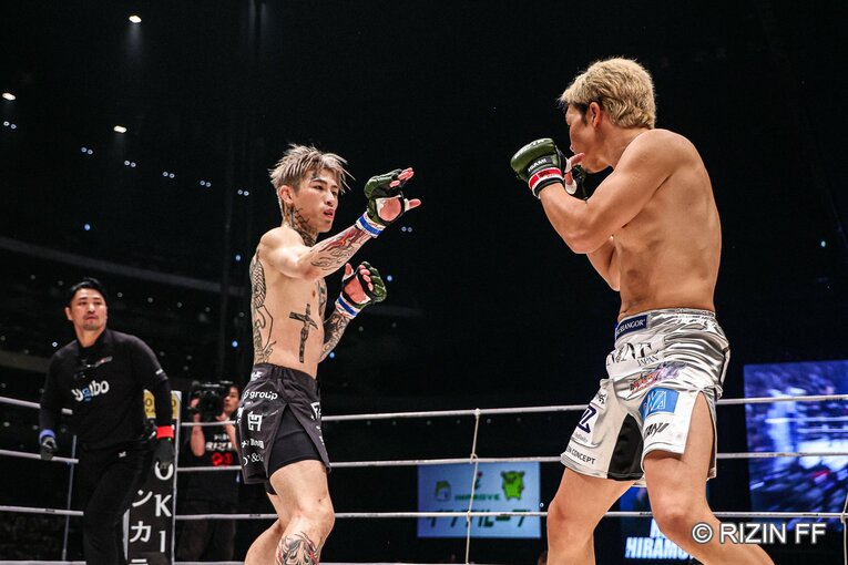 試合は平本蓮が距離をコントロール　©RIZIN FF