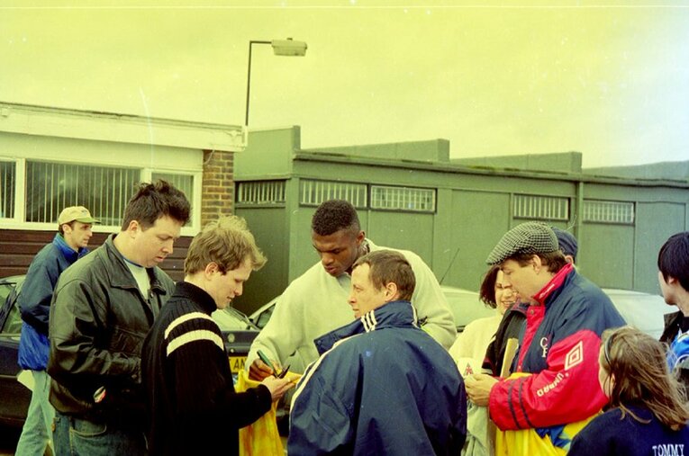 1999年、ファンにサインするデサイー。選手たちを直に観る、というのはいつでも贅沢な体験なのだ。 ／ photograph by Daiki Koga