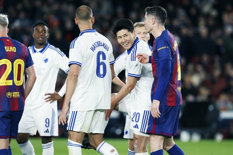 PKの判定に納得のいかない鈴木（写真は右へ続きます）©Daisuke Nakashima　©Daisuke Nakashima