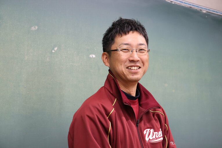 高市首相の質問にも苦笑しながら応えてくれた畝傍の雀部監督　©Genki Taguchi