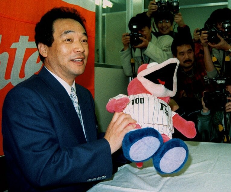 1996年12月9日、日本ハムの入団会見に臨む落合博満。この日が落合の43歳の誕生日だった　©KYODO