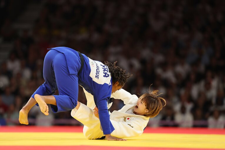 混合団体戦決勝、2階級上の相手を必殺の巴投げで攻める角田夏実　©Tetsuya Higashikawa/JMPA