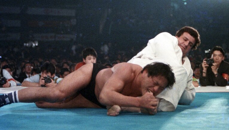 1989年4月24日、東京ドームでのアントニオ猪木対ショータ・チョチョシビリ（旧ソ連・柔道五輪金メダリスト）。猪木が裏投げの連発を食って完敗した　©Sankei Shimbun