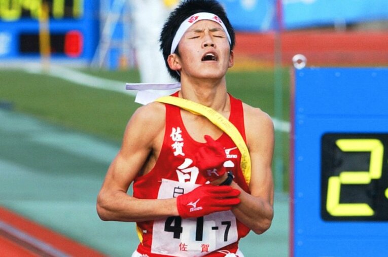 2002年12月の全国高校駅伝男子。2位でゴールする佐賀県立白石高校の最終走者・田上貴之 ／ photograph by KYODO