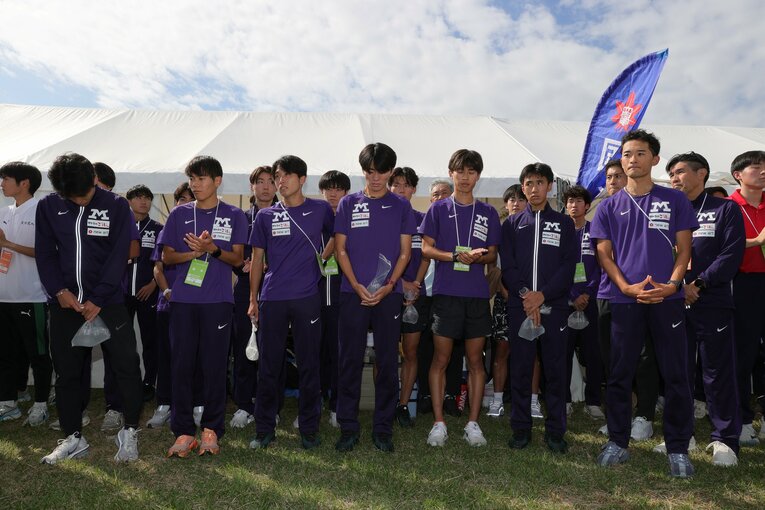 古豪・明治大も予選会12位で通過はならず、選手は肩を落とした　©Shigeki Yamamoto