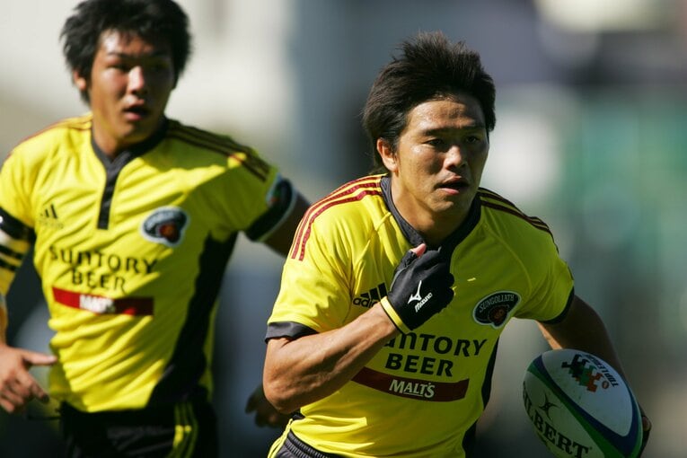 現役時代はサントリーでSO、CTBとして活躍。タイトル獲得に貢献した（2006年）　©︎AFLO SPORT