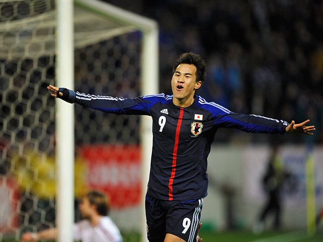 中山雅史の魂の継承者、岡崎慎司。稀代のストライカーをつなぐ