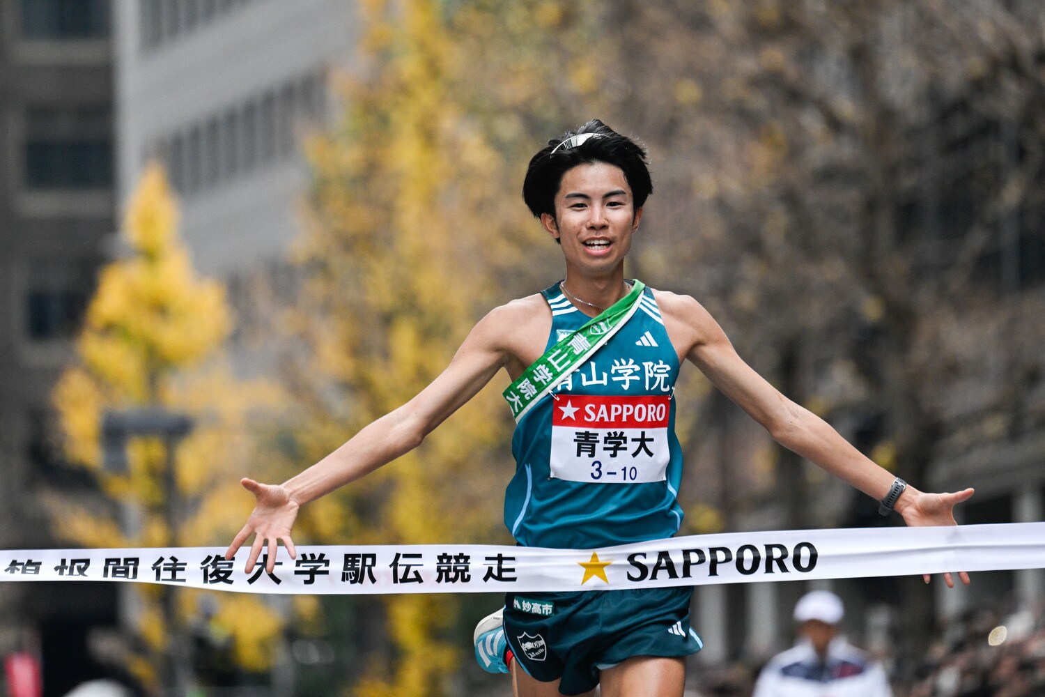 アンカー宇田川瞬矢（2年）のゴール。下馬評を覆し、青学大がこの10年で7度目となる優勝を果たした　©Nanae Suzuki
