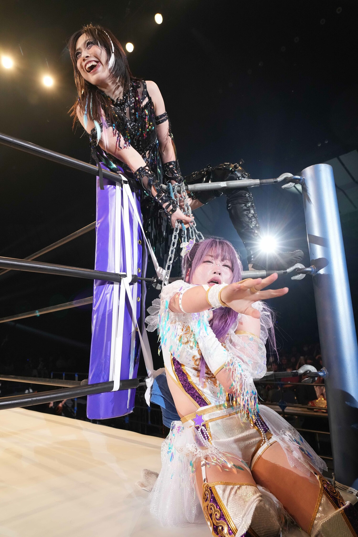 中野たむをチェーンで宙吊りにする上谷沙弥　©Essei Hara