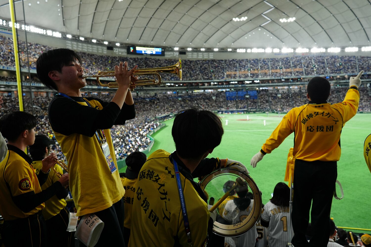 トランペット、太鼓を使った応援スタイルに驚いたマケイン記者　©Getty Images