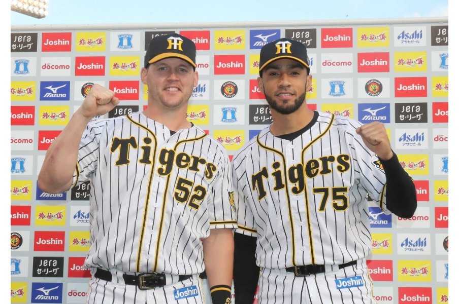 ソフトバンクから移籍後、クローザーに収まったスアレス(右)。実兄のアルバートはヤクルト所属©JIJI PRESS