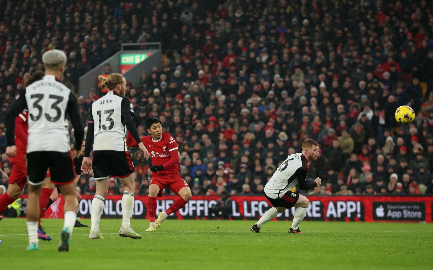 12月3日のフラム戦。後半44分に貴重な同点弾を決めた遠藤航。プレミアリーグ初ゴールだった　©AFLO