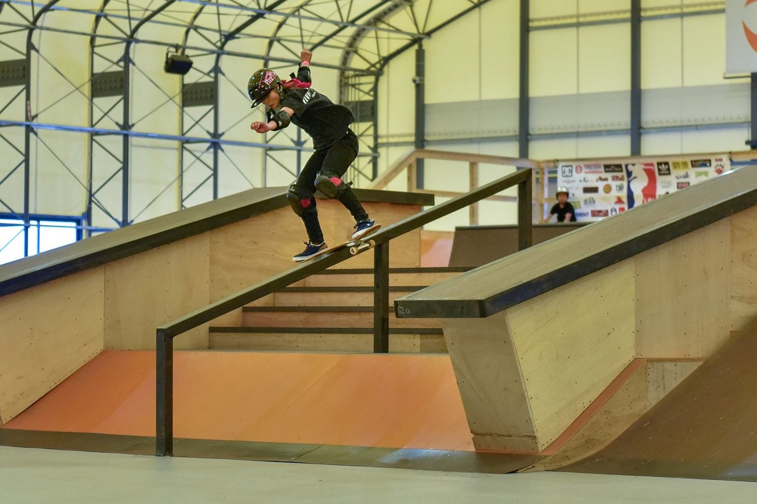 ストリート種目のメインセクション、ハンドレールを攻める四十住。異ジャンルでも結果を残すところが、彼女の多彩なライディングに繋がっている　©Yoshio Yoshida