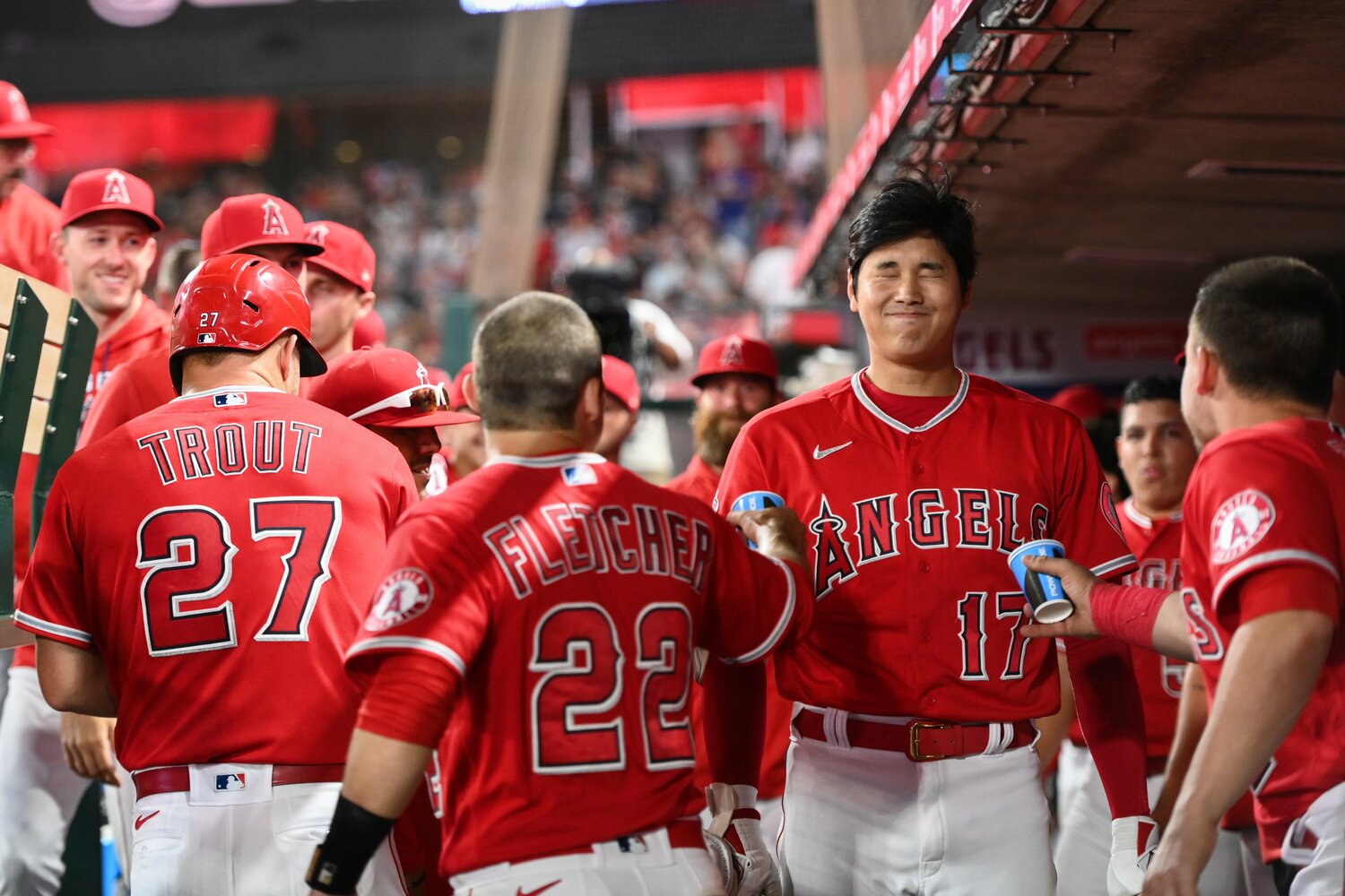エンゼルス時代の大谷翔平と、ベンチで本塁打を祝福する仲間たち。エンゼルスは大谷にとっても特別な場所だった　©Nanae Suzuki