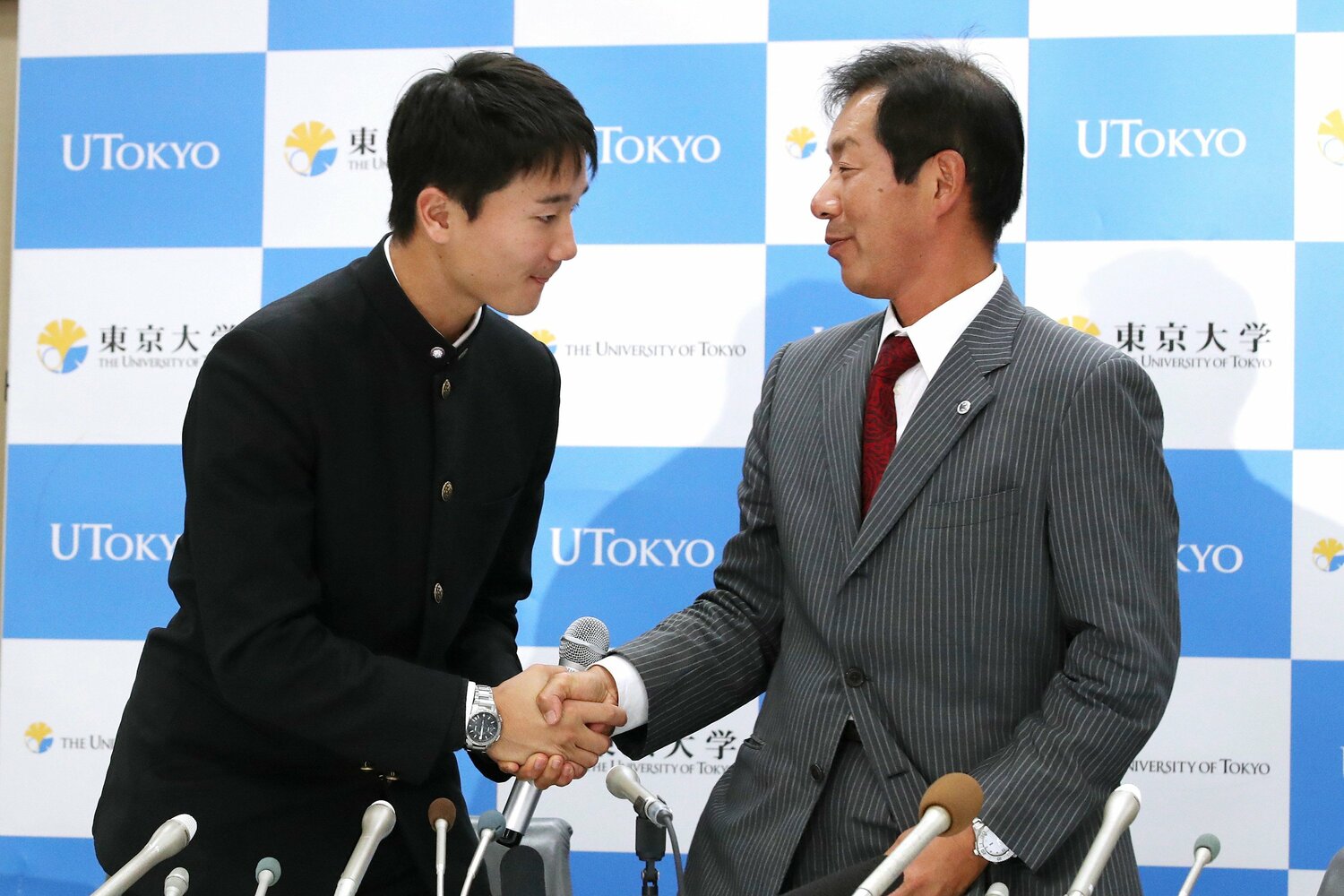 ドラフト会議での宮台と浜田監督。喜入もアナウンサーとしての立場で立ち会った　©JIJI PRESS