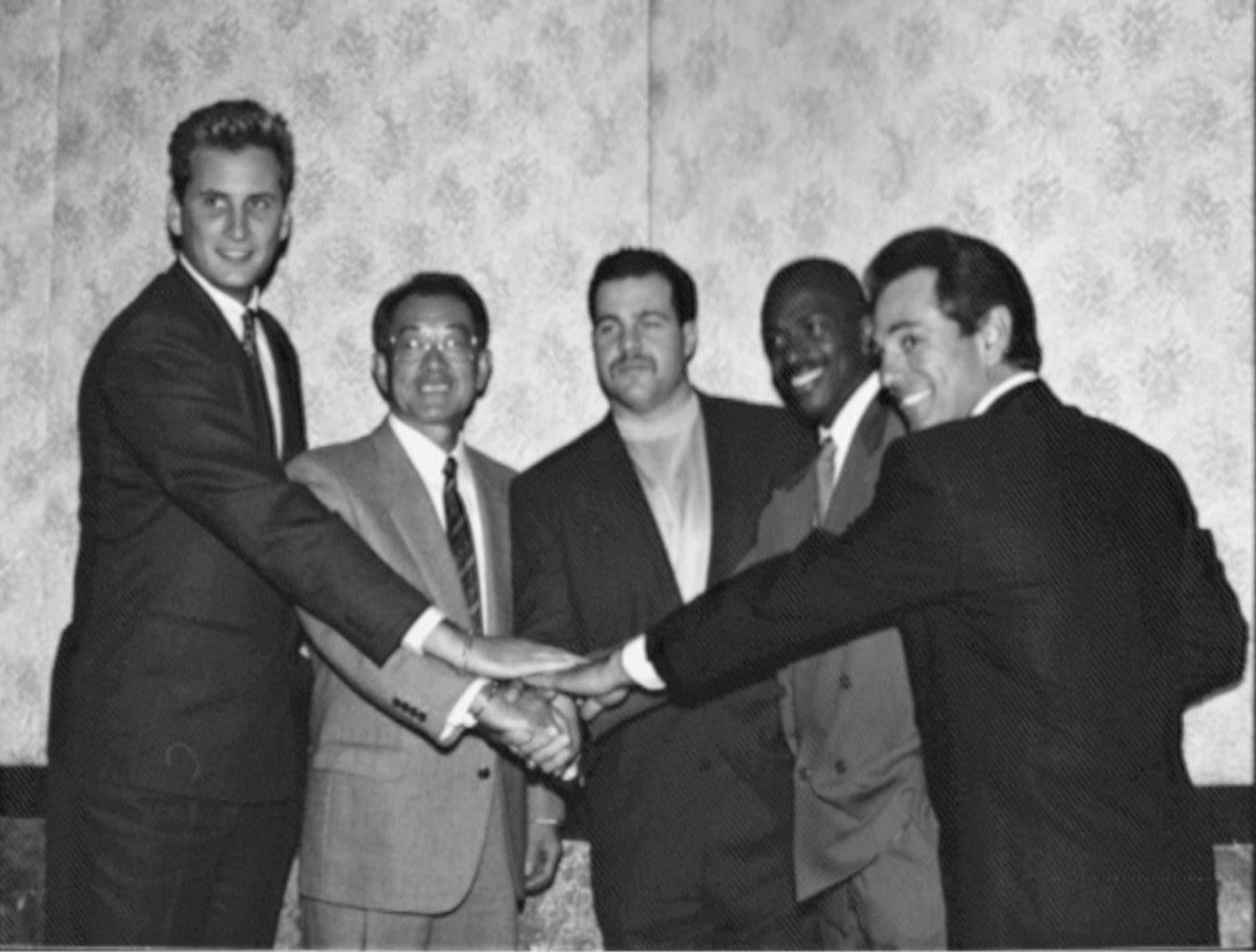 バレンタインとともに入団した3選手。一番左がヒルマン、中央がインカビリア、ボビーの隣がフランコ。ヒルマンは「残留」とあるが、1994年に指揮を執ったノーフォークで一緒にプレーしていた　©KYODO