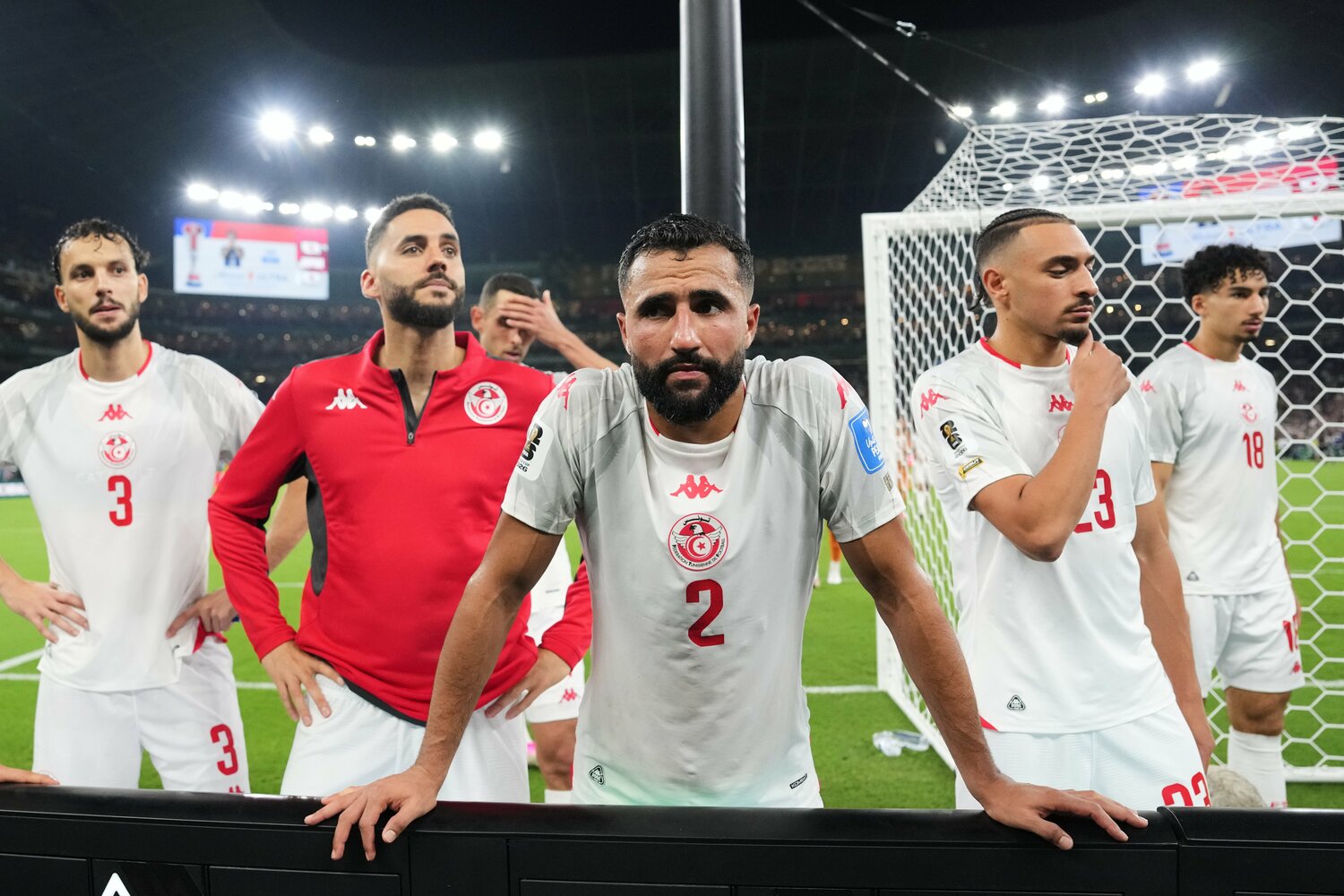 0－4で惨敗した直後、サポーターに謝罪するチュニジア代表DFアリ・アブディら。そこにルナール監督の姿はなかった　©AFLO