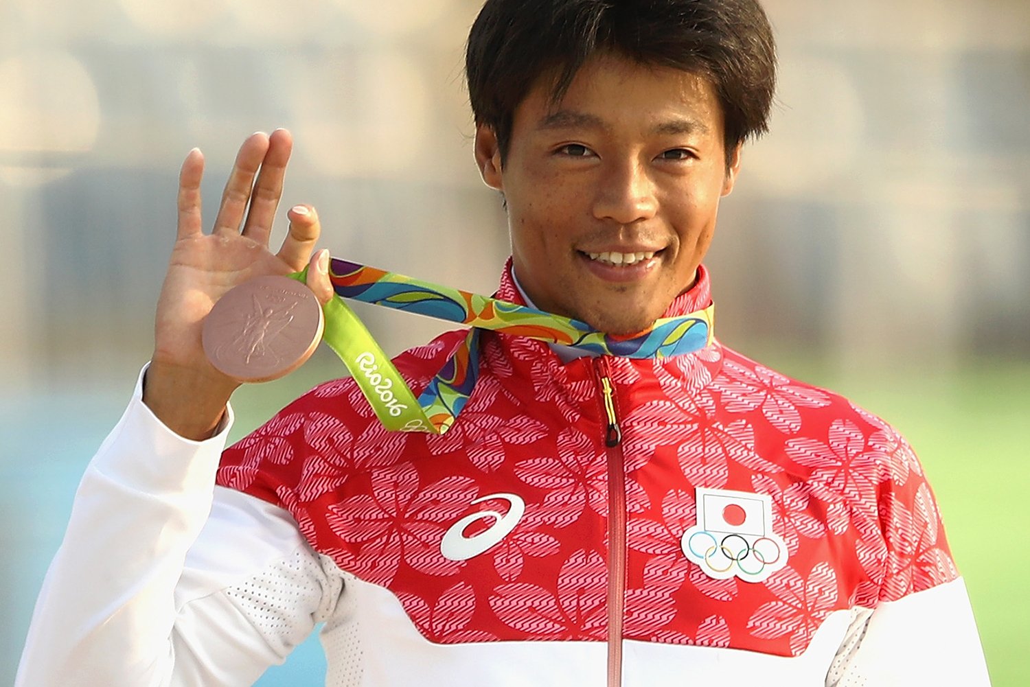 表彰台で晴れやかな表情を見せる羽根田　©Getty Images　©IOC-All Right Reserved.