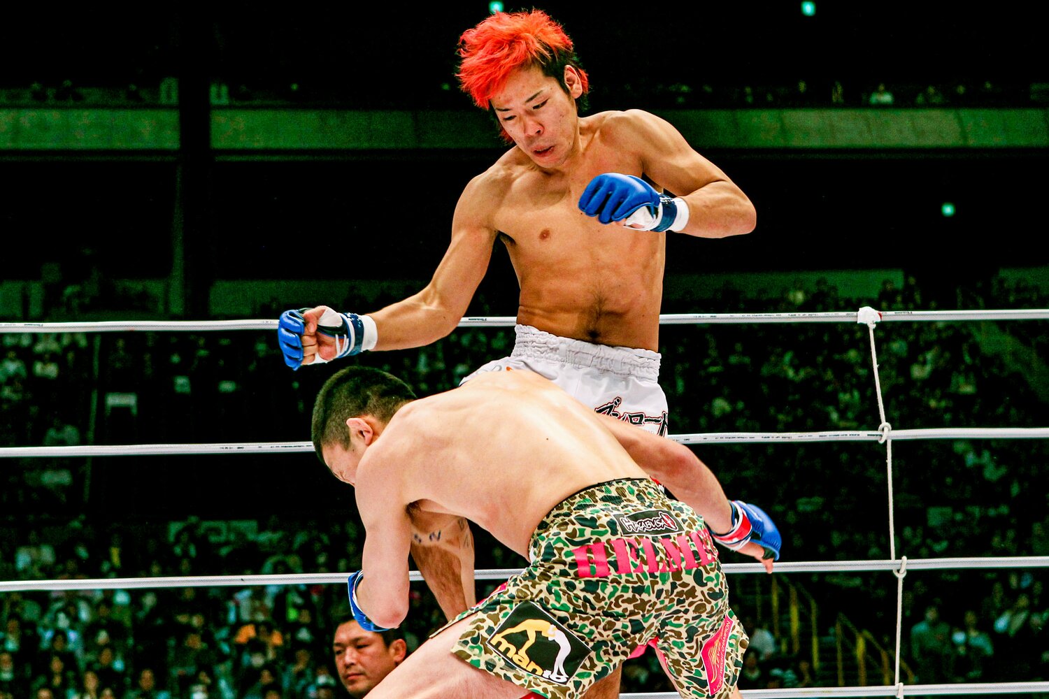 タックルする青木の顎に長島☆自演乙☆雄一郎の右膝が直撃した決定的瞬間