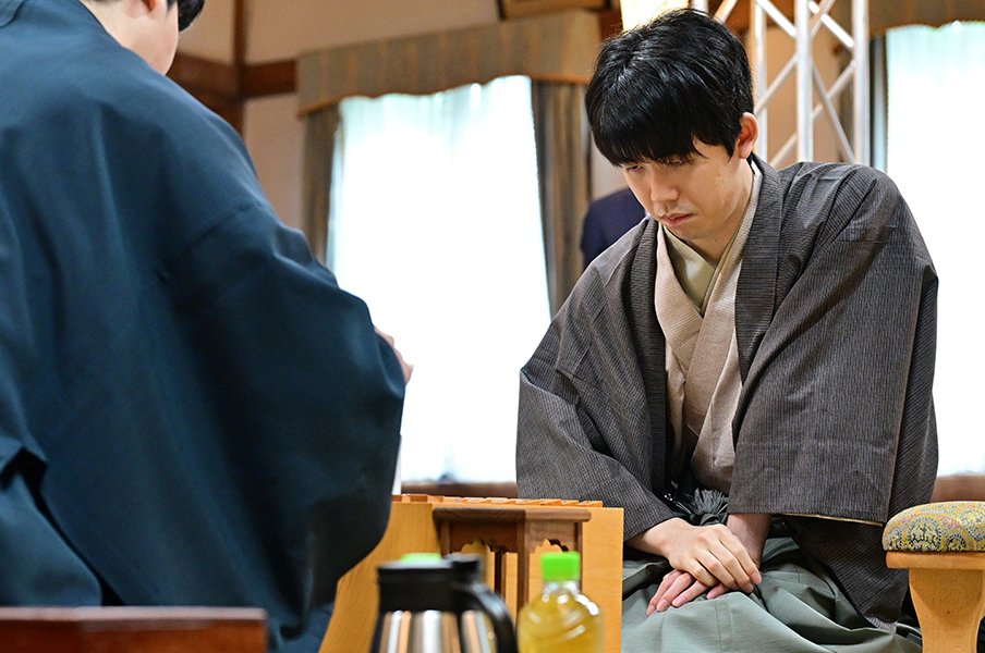 藤井聡太22歳「AI並み」ピンチ脱出の一方で…師匠・米長邦雄の“形見”に涙し、継承した「和服と泥沼流」杉本和陽33歳もスゴかった
