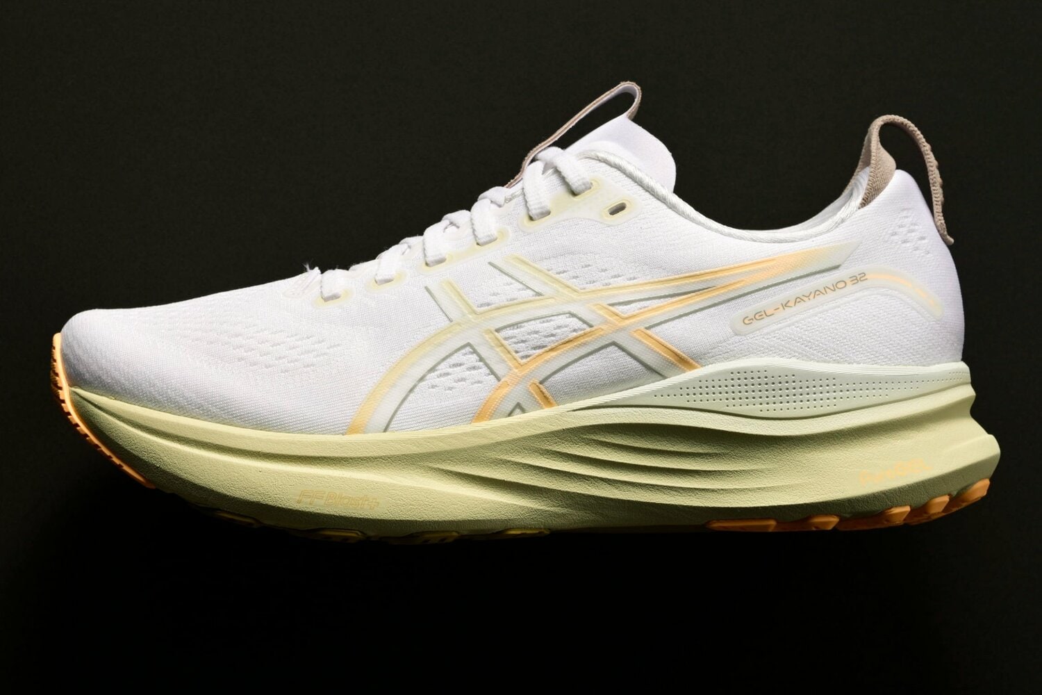 ASICS GEL-KAYANO 32　走行距離とともに変化するランナーの動きを研究して開発した機能構造、4Dガイダンスシステムを採用。オーバープロネーションを抑制しながら、前方へのスムーズな足運びをサポートする。踵部には着地衝撃を緩衝するためのテクノロジー、PureGEL（ピュアゲル）が内蔵されている。22,000円（税込）／2025年6月12日発売