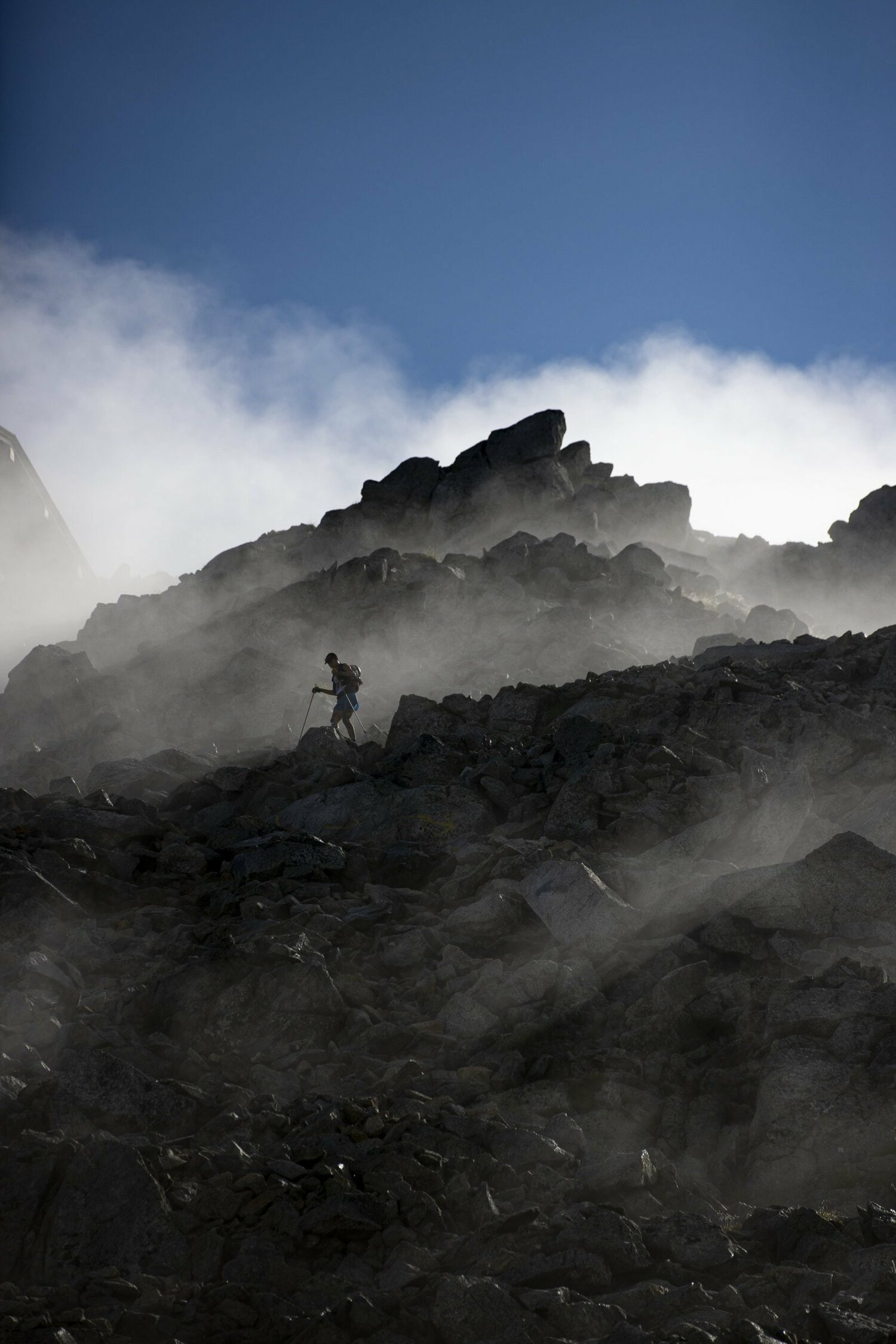 北アルプス薬師岳の周辺を先頭で通過する　©Sho Fujimaki