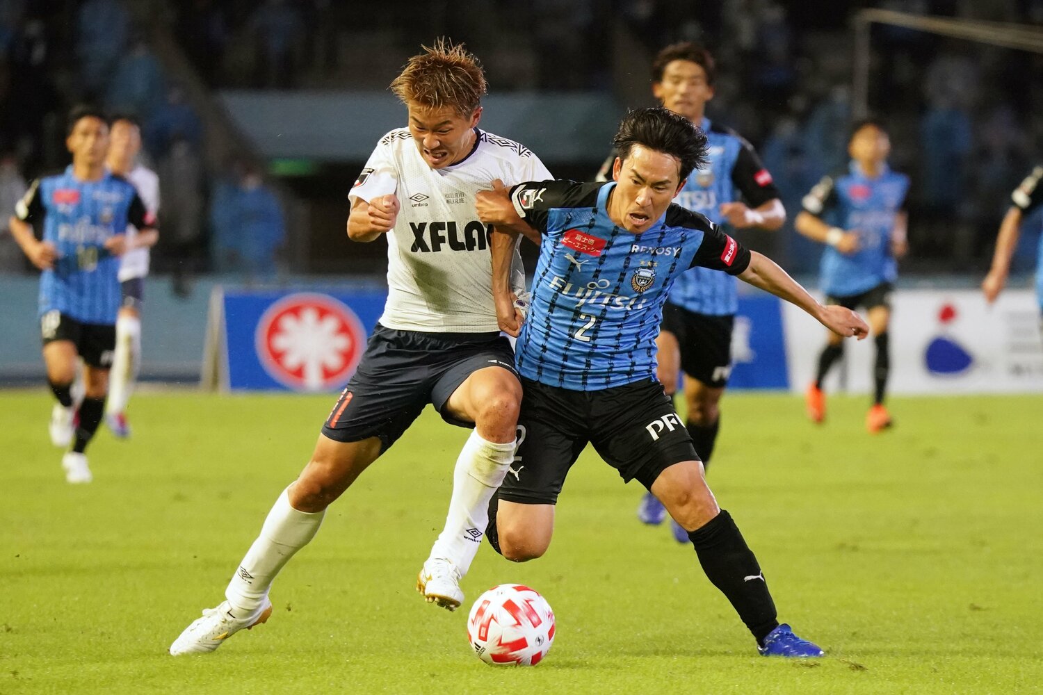 鋭い寄せでボールを奪いに行く永井　©︎Getty Images