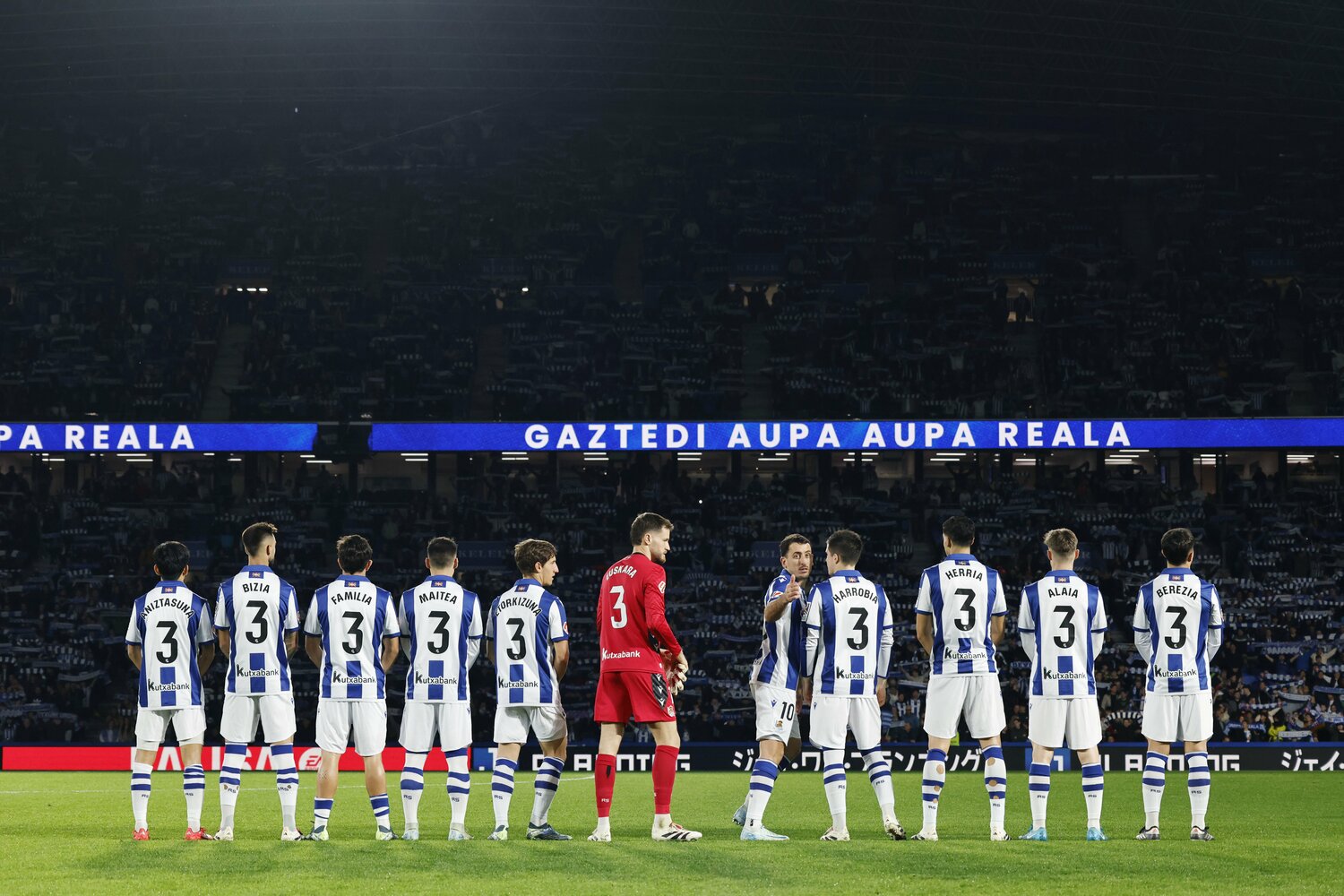 それぞれの背中にはチームを象徴する言葉が選ばれた。久保の背中には、バスク語で多様性を表す「ANIZTASUNA」が