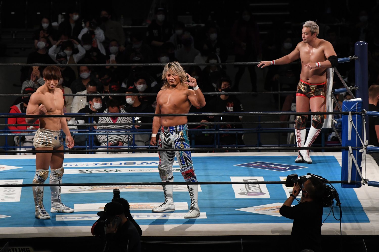 飯伏（左）、棚橋（中央）と逡巡するオカダ