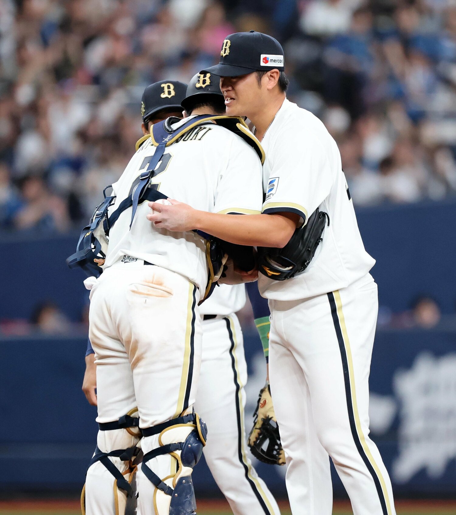 最後の登板を終え、若月と抱き合う　©SANKEI SHIMBUN