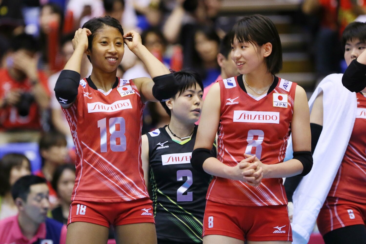 2015年、当時19歳の古賀紗理那（右）と共に日本代表に初選出された当時16歳の宮部藍梨　©︎Yohei Osada/AFLO SPORT