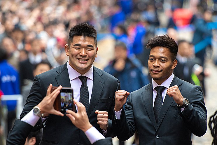 松島幸太朗との2ショット。表情からも再会の嬉しさが伝わってくる　©Takuya Sugiyama