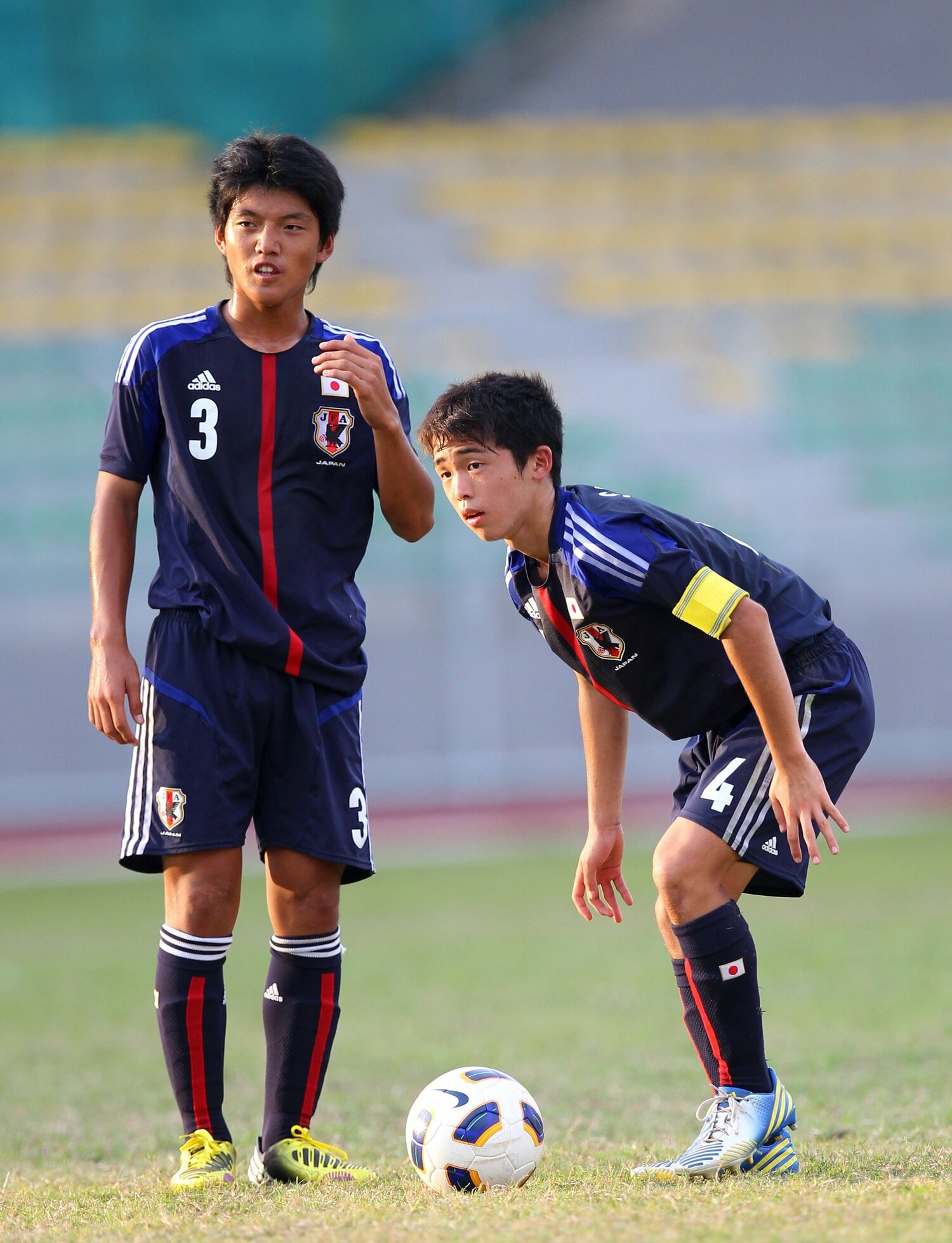 2013年AFC U-16選手権予選でセットプレーを蹴る当時中学3年生の堂安律（左）。隣は当時U-15日本代表でキャプテンマークを巻いていた佐々木匠（現・愛媛FC）©︎Simon Yap/AFLO