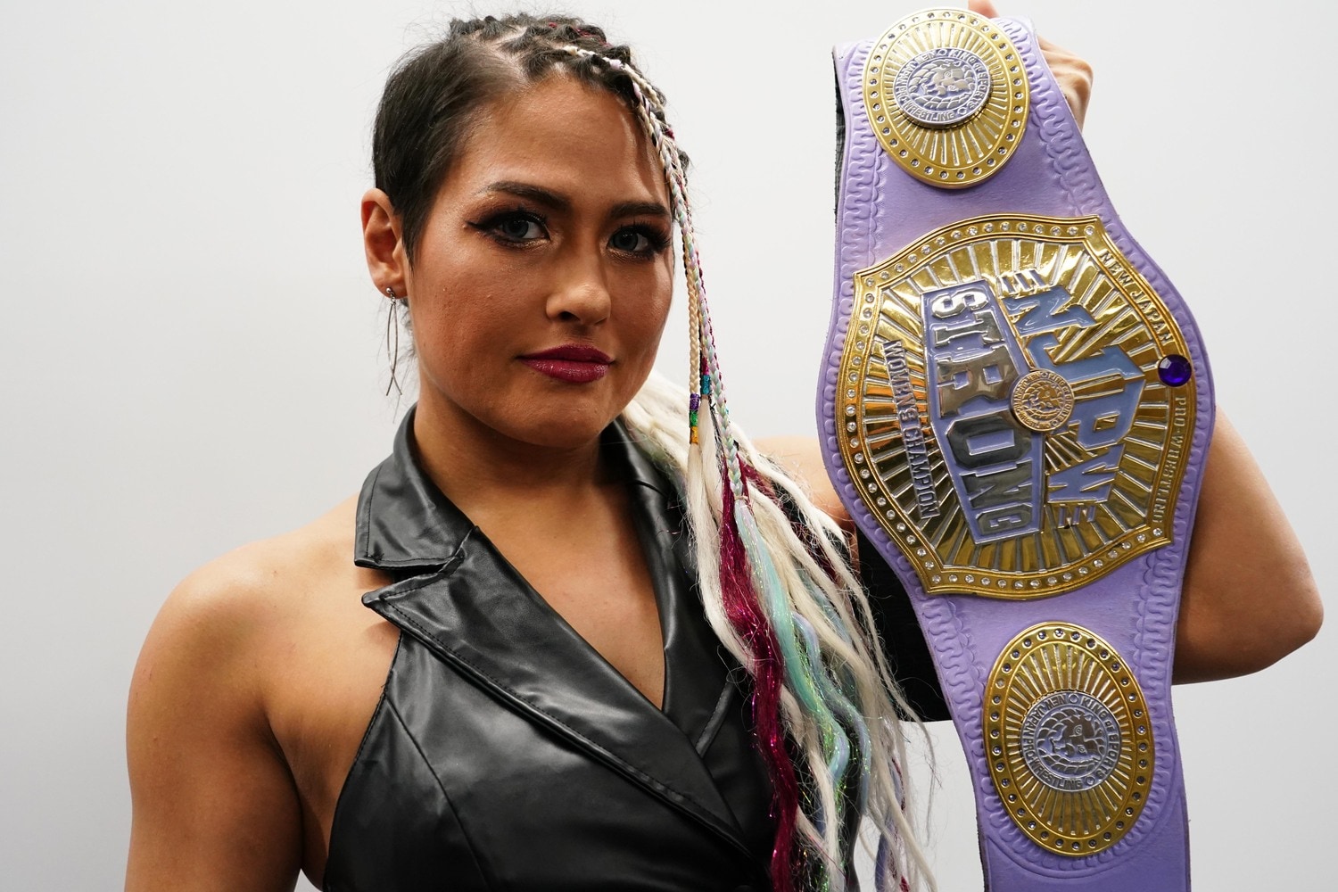 STRONG女子王座のベルトを掲げるジュリア　©Essei Hara