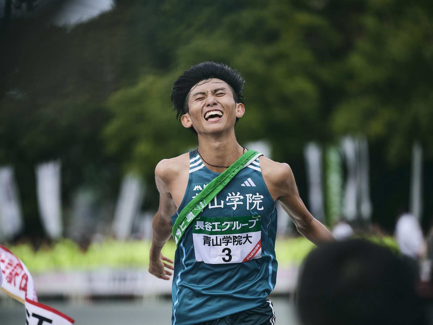 アンカー勝負までもつれた三つ巴の2位争いに先着した青学大の田中悠登　©Yuki Suenaga