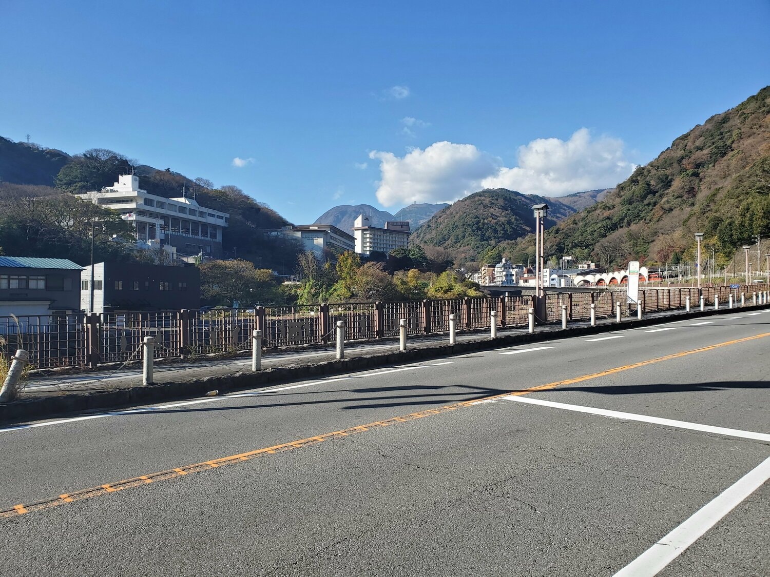 快晴の箱根湯本駅周辺　©Number Web