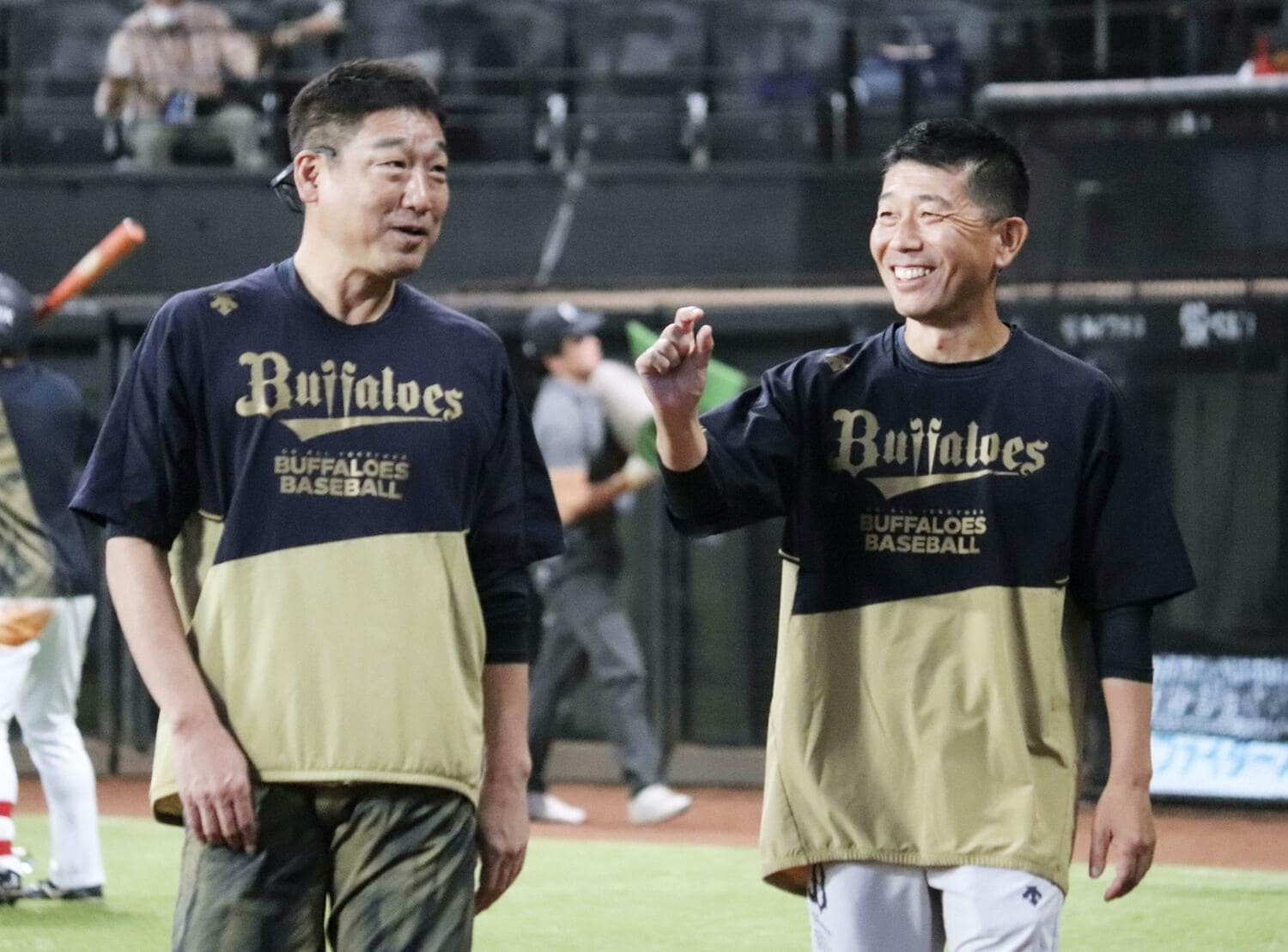 中嶋聡監督（左）と中垣コーチ。日本ハム時代から信頼関係は厚い　©︎KYODO