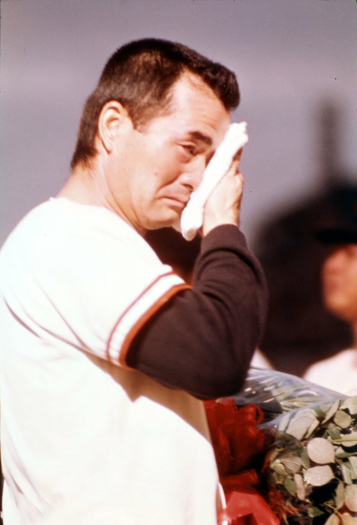 引退セレモニーで涙を拭うミスター　©KYODO