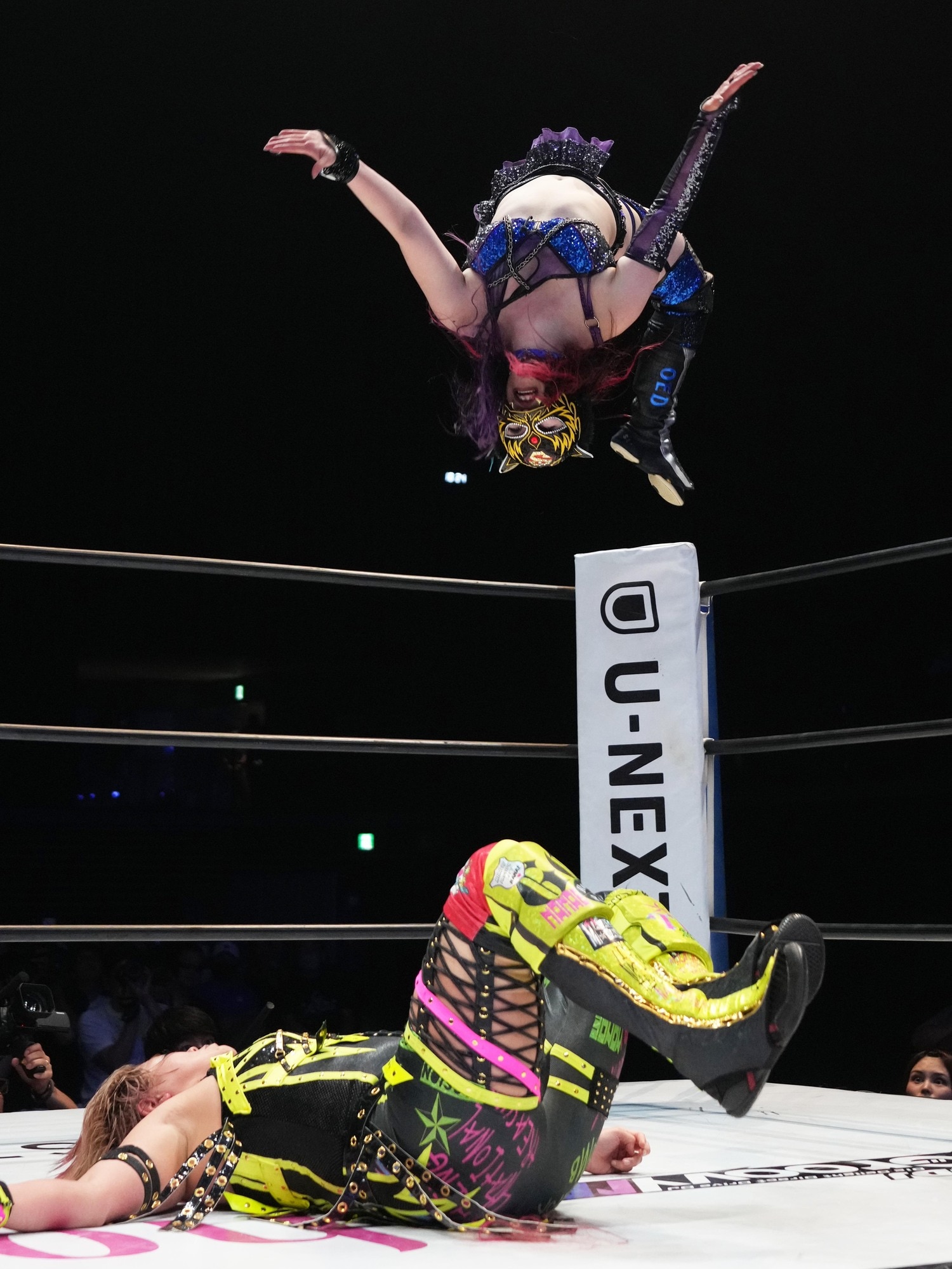 ムーンサルトを繰り出したキッドだが、高橋のヒザが待っていた