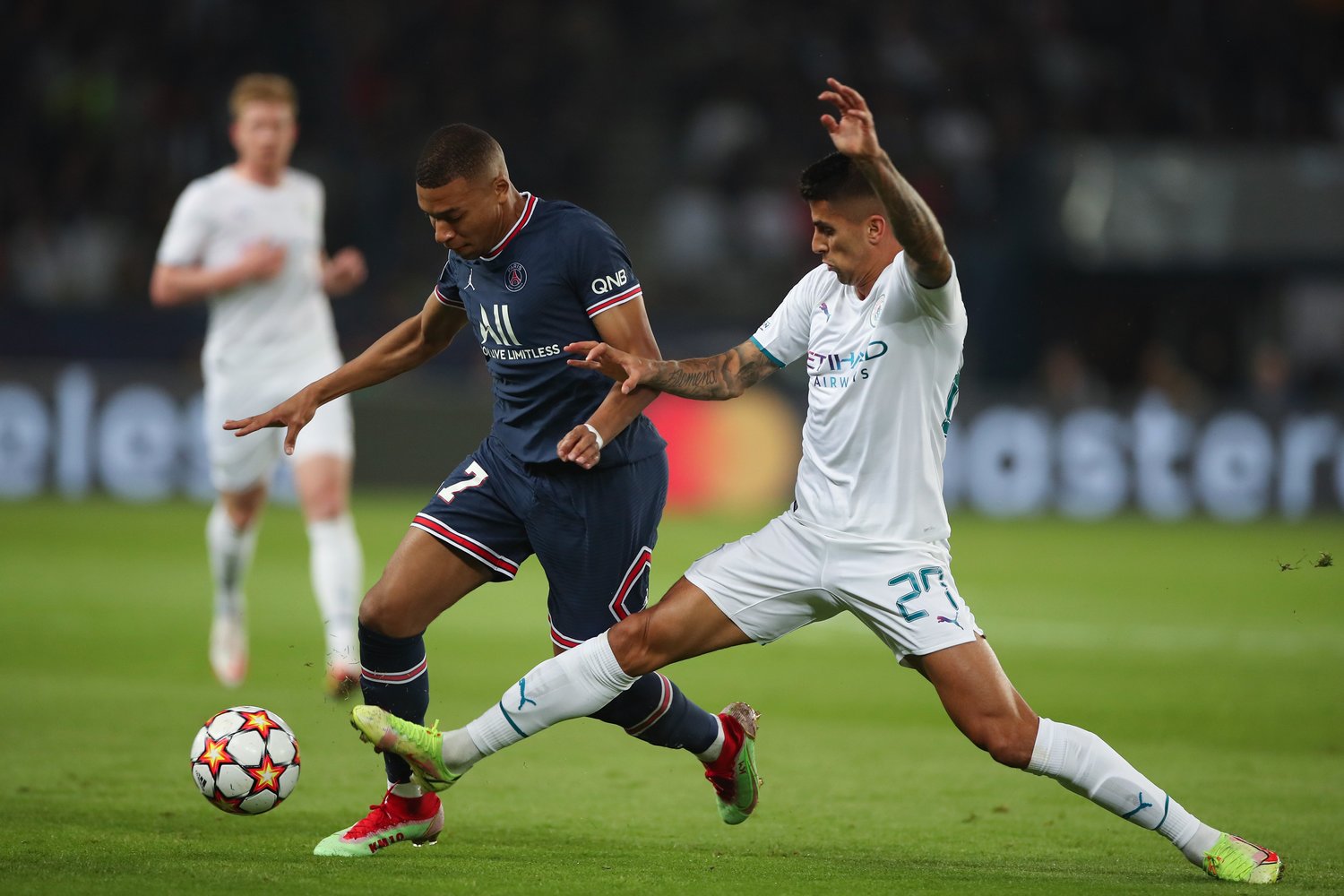 ムバッペをマークするカンセロ。当代きってのサイドバックだ　©Getty Images