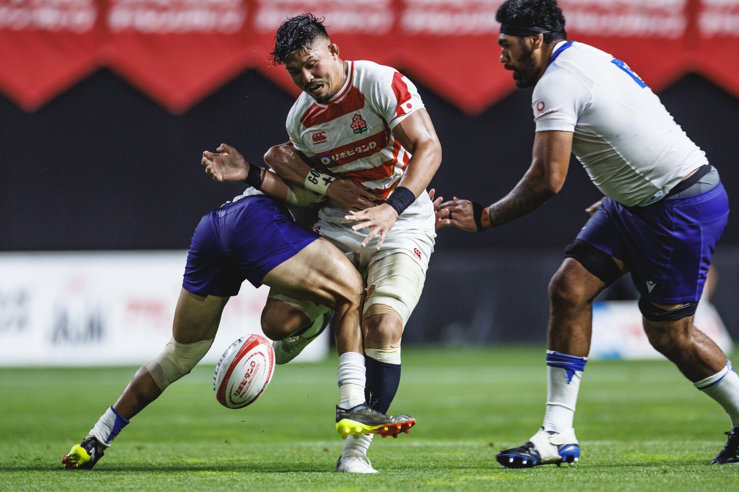 サモア代表の激しいタックルを受ける姫野和樹　©︎Kiichi Matsumoto