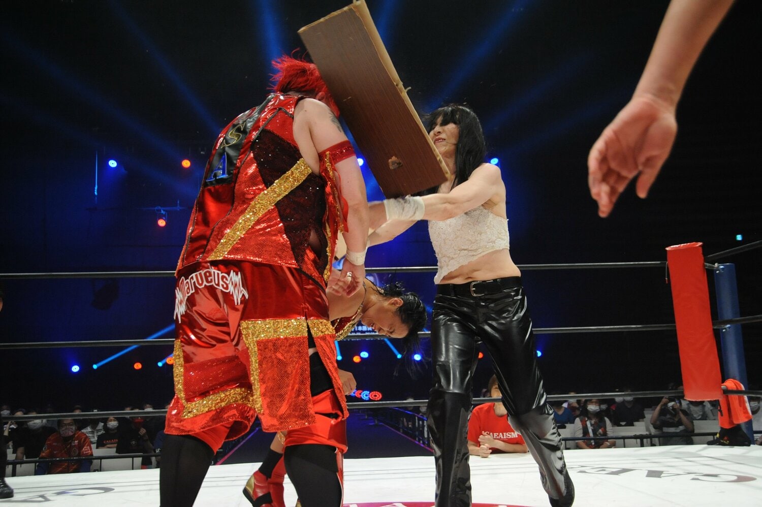 21年6月のGAEAISMでは長与の脳天に机を振り落とし真っ二つに　©Marvel Compony