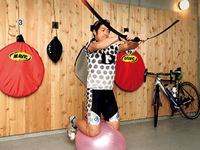 Dancho-Yasuda
1974年4月26日、兵庫県生まれ。'01年安田大サーカスを結成。高校では鳥取にサッカー留学をしたことも。'08年ジャパンカップサイクルロードレースなどのオープンクラスに参加。今年J SPORT「自転車のススメ」の企画で受けた実業団試験をパスした。