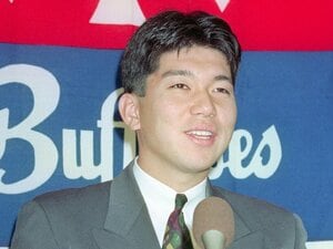 1992年オフの契約更改での近鉄・野茂英雄。当時日本人ピッチャーで最高給となる推定1億1600万円でサイン
