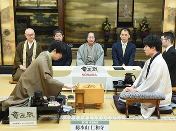 藤井聡太22歳は「タイトル戦4年で不戦敗なし」ただ出産前の福間香奈女流五冠が…元A級棋士が見る“棋士の休場”「大山康晴名人は鉄人だった」＜Number Web＞ photograph by 日本将棋連盟