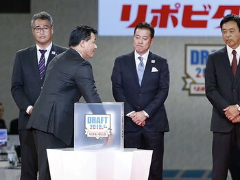 与田剛の右手は下から2番目を選んだ。根尾昂と竜の未来を握る、戦う男の手。＜Number Web＞ photograph by Kyodo News