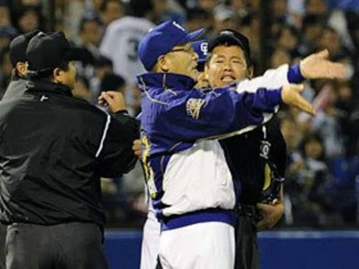 落合采配の「ふたつの顔」。~絶対的信頼と絶対的不信~<Number Web> photograph by KYODO